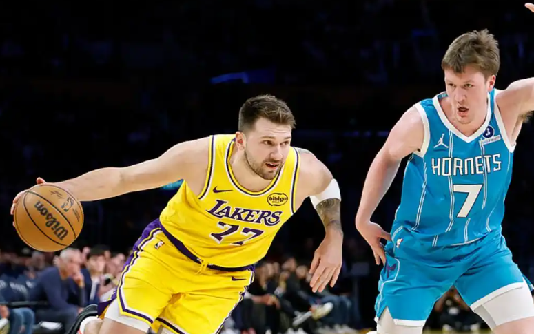 在线直播足球直播免费观看-惨败黄蜂18分，湖人5战4负排西部第5，东契奇空砍39分，老詹29+9