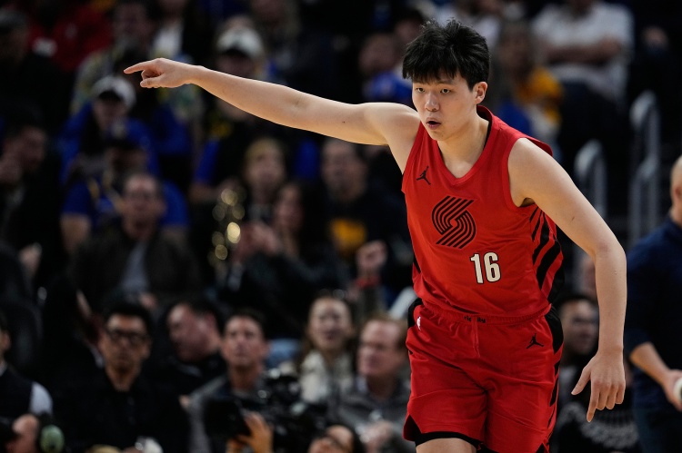 足球免费直播在线观看免费-镇守禁区！杨瀚森篮下补防直接摁帽封下对手投篮