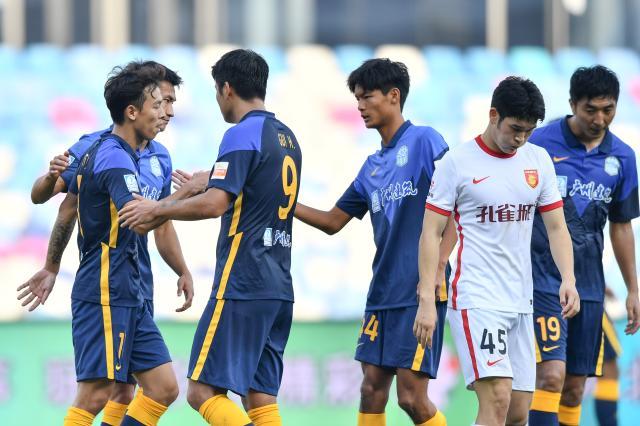 足球免费直播在线观看免费-【中超】叶楚贵梅开二度鲍亚雄伤退 广州城4比0河北